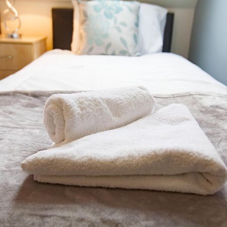Comfortable Swindon Town Centre Apartments, Free Parking, Sleeps Up To 8 Esterno foto