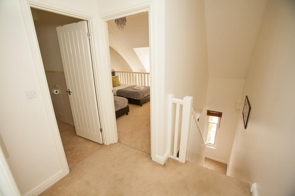 Comfortable Swindon Town Centre Apartments, Free Parking, Sleeps Up To 8 Esterno foto