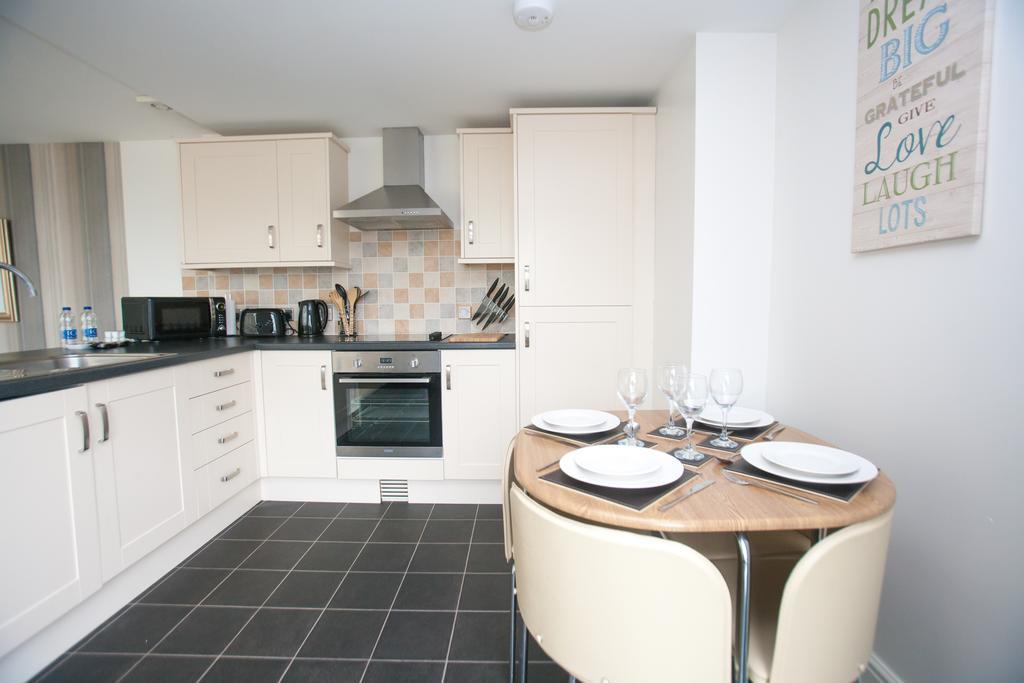 Comfortable Swindon Town Centre Apartments, Free Parking, Sleeps Up To 8 Esterno foto