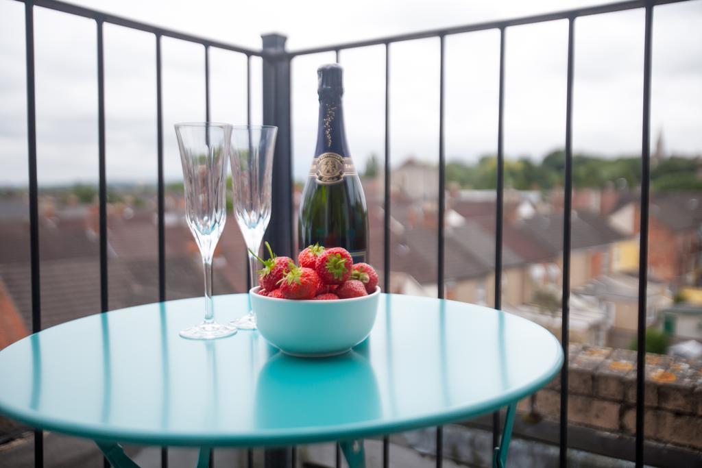 Comfortable Swindon Town Centre Apartments, Free Parking, Sleeps Up To 8 Esterno foto