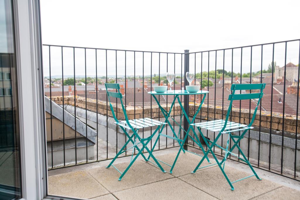Comfortable Swindon Town Centre Apartments, Free Parking, Sleeps Up To 8 Esterno foto