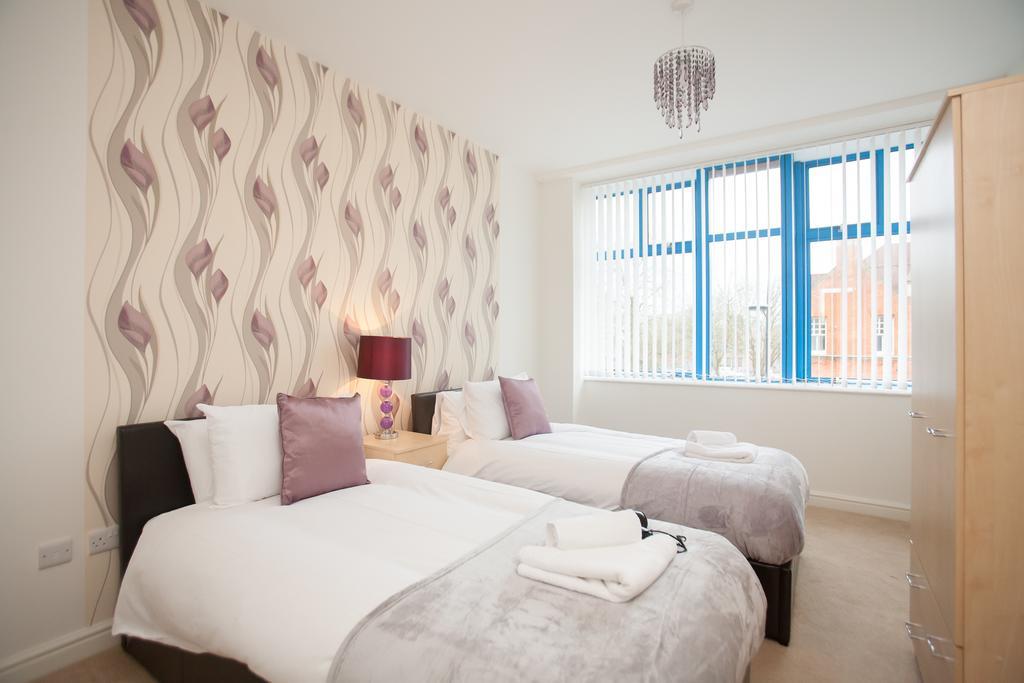 Comfortable Swindon Town Centre Apartments, Free Parking, Sleeps Up To 8 Esterno foto