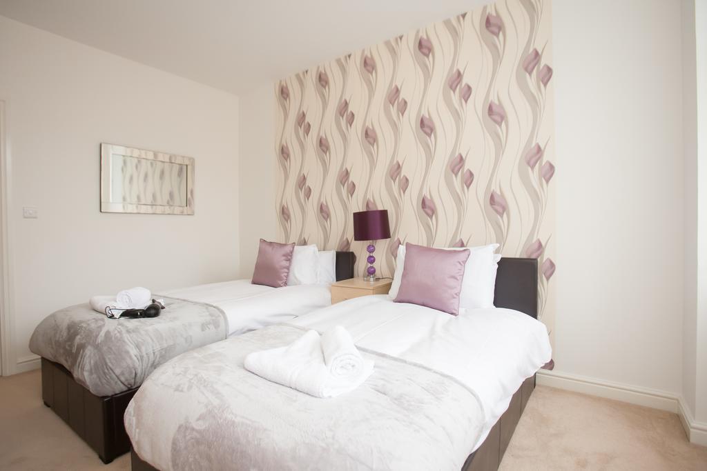 Comfortable Swindon Town Centre Apartments, Free Parking, Sleeps Up To 8 Esterno foto