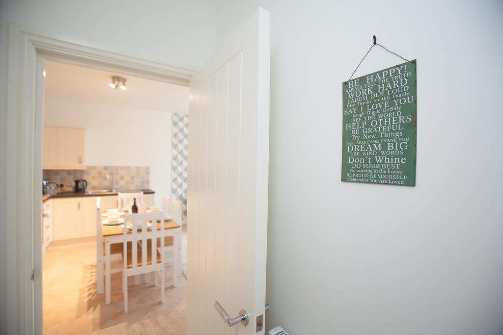 Comfortable Swindon Town Centre Apartments, Free Parking, Sleeps Up To 8 Esterno foto