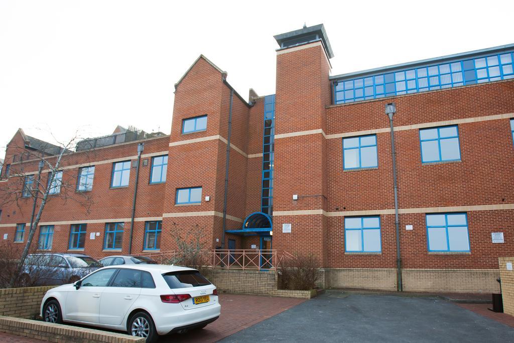 Comfortable Swindon Town Centre Apartments, Free Parking, Sleeps Up To 8 Esterno foto