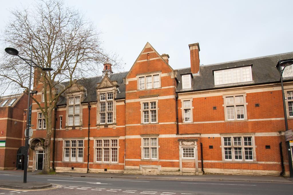 Comfortable Swindon Town Centre Apartments, Free Parking, Sleeps Up To 8 Esterno foto