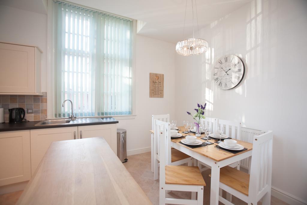 Comfortable Swindon Town Centre Apartments, Free Parking, Sleeps Up To 8 Esterno foto