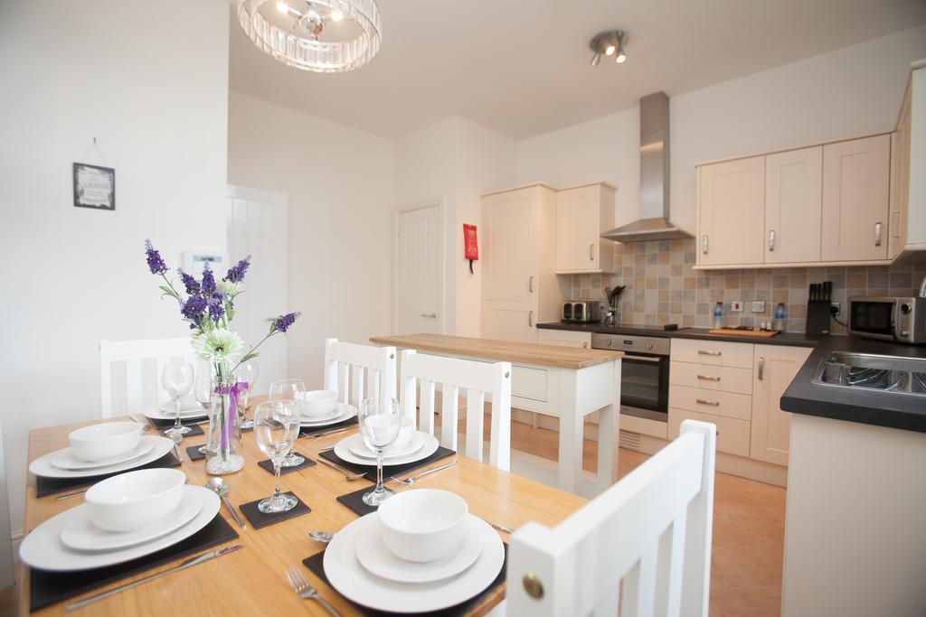 Comfortable Swindon Town Centre Apartments, Free Parking, Sleeps Up To 8 Esterno foto