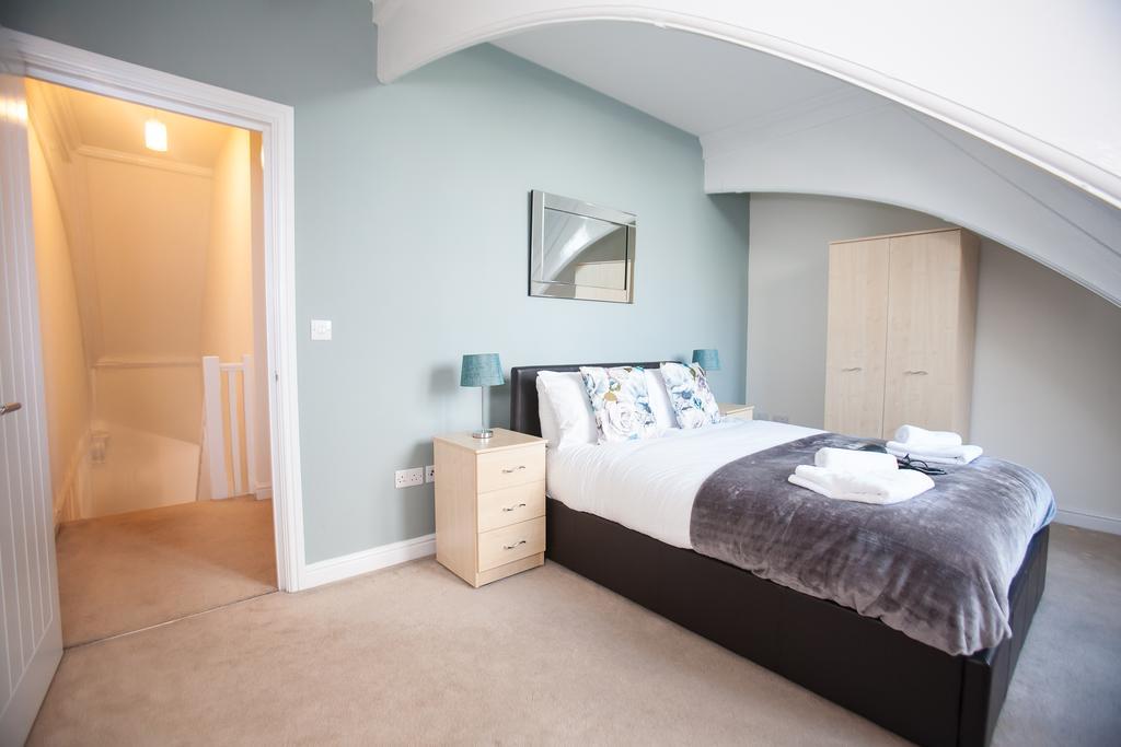 Comfortable Swindon Town Centre Apartments, Free Parking, Sleeps Up To 8 Esterno foto