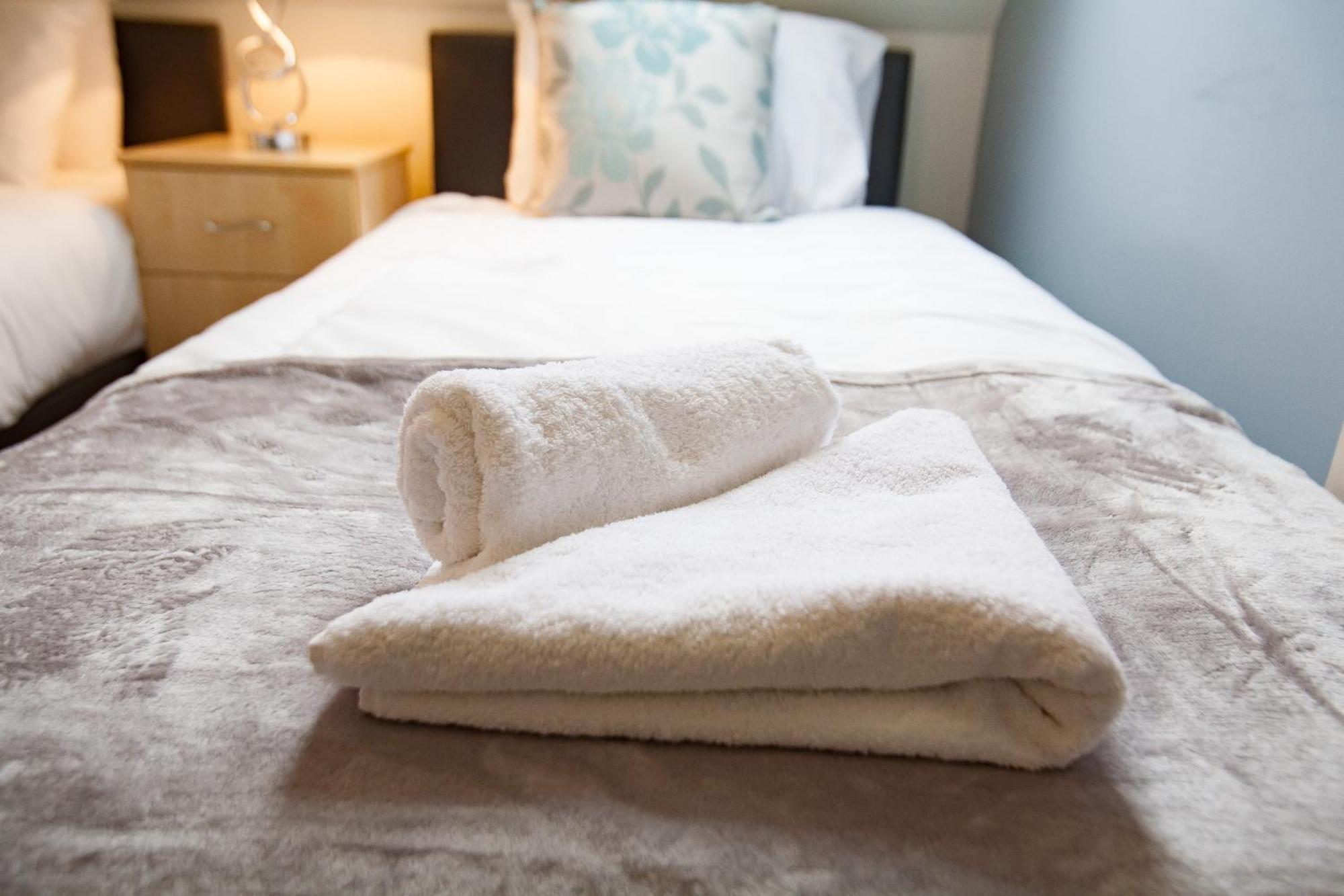 Comfortable Swindon Town Centre Apartments, Free Parking, Sleeps Up To 8 Esterno foto
