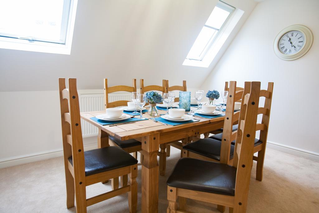 Comfortable Swindon Town Centre Apartments, Free Parking, Sleeps Up To 8 Esterno foto