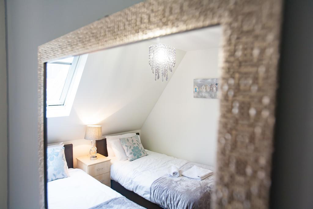 Comfortable Swindon Town Centre Apartments, Free Parking, Sleeps Up To 8 Esterno foto