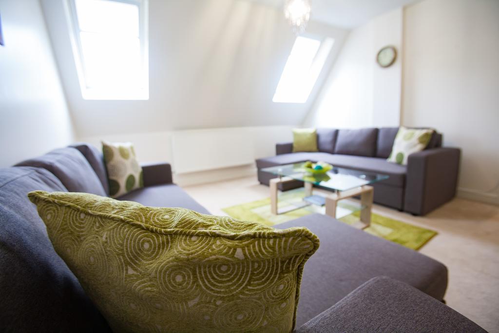 Comfortable Swindon Town Centre Apartments, Free Parking, Sleeps Up To 8 Esterno foto