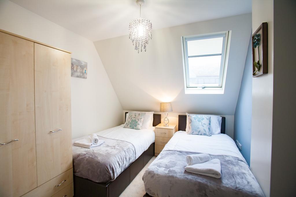 Comfortable Swindon Town Centre Apartments, Free Parking, Sleeps Up To 8 Esterno foto