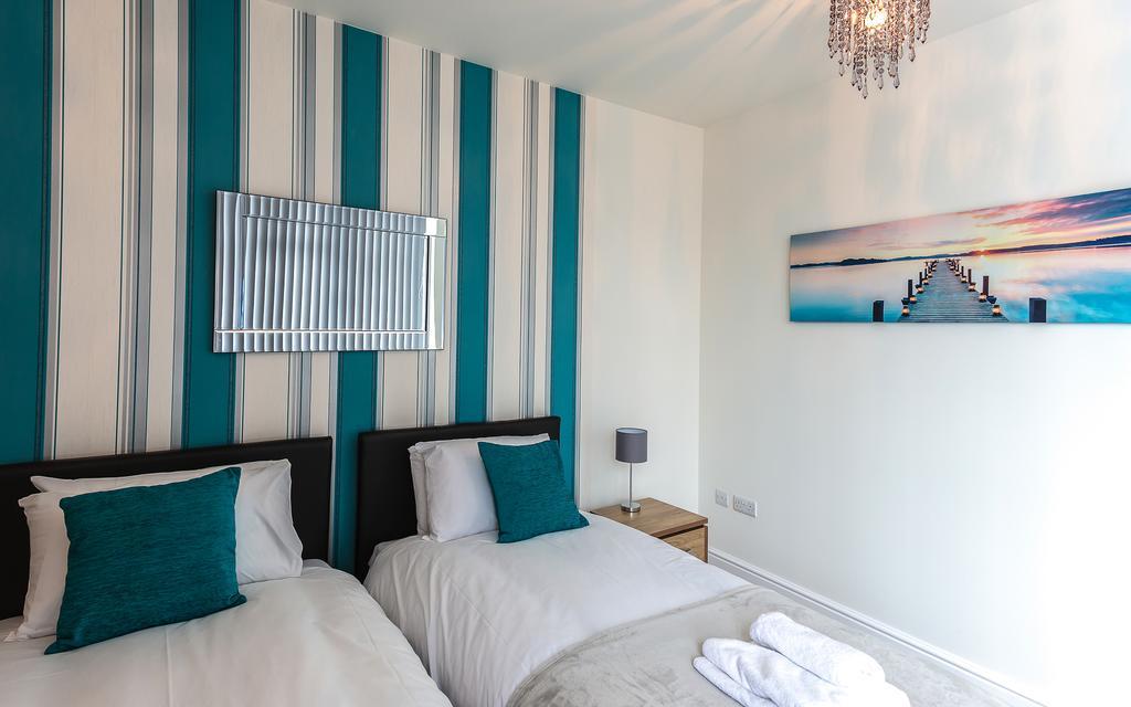 Comfortable Swindon Town Centre Apartments, Free Parking, Sleeps Up To 8 Esterno foto