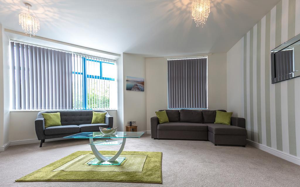 Comfortable Swindon Town Centre Apartments, Free Parking, Sleeps Up To 8 Esterno foto
