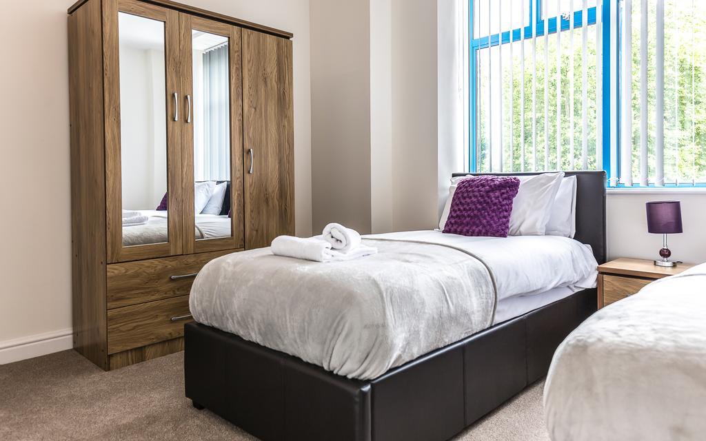 Comfortable Swindon Town Centre Apartments, Free Parking, Sleeps Up To 8 Esterno foto