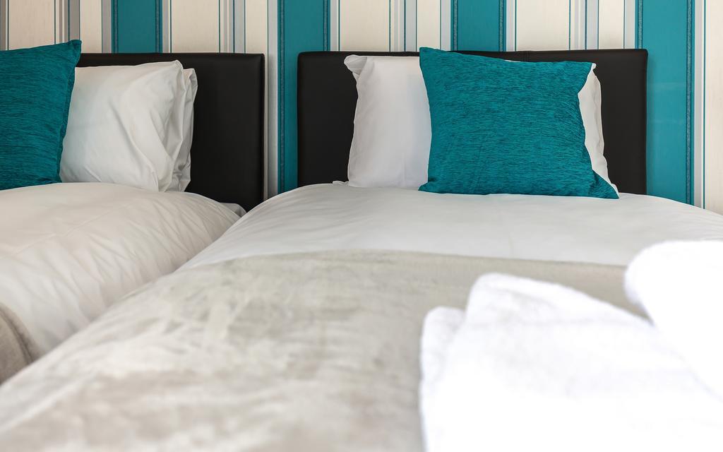 Comfortable Swindon Town Centre Apartments, Free Parking, Sleeps Up To 8 Esterno foto
