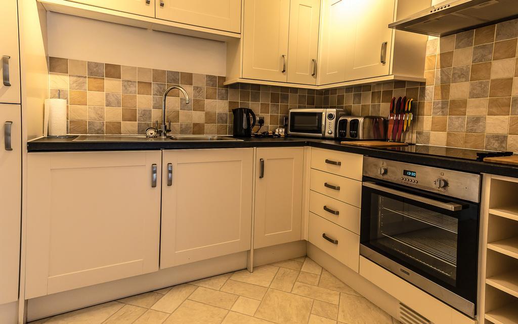 Comfortable Swindon Town Centre Apartments, Free Parking, Sleeps Up To 8 Esterno foto