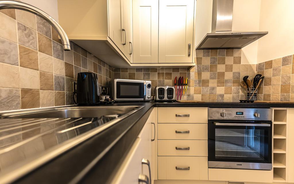 Comfortable Swindon Town Centre Apartments, Free Parking, Sleeps Up To 8 Esterno foto