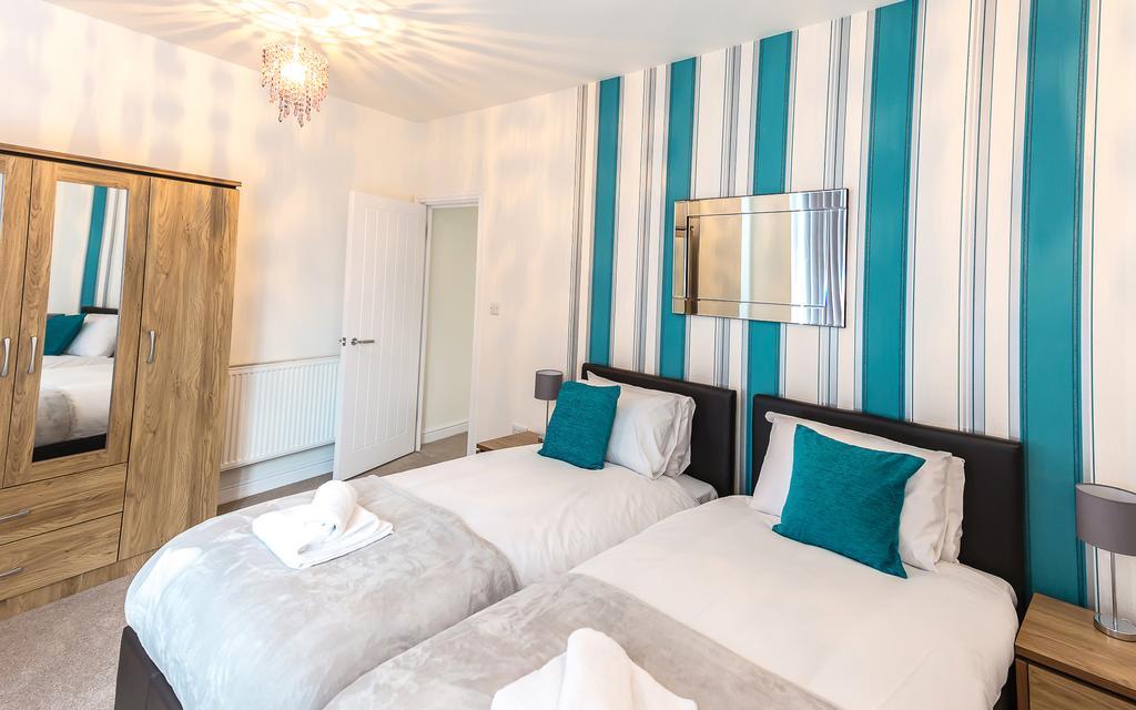 Comfortable Swindon Town Centre Apartments, Free Parking, Sleeps Up To 8 Esterno foto