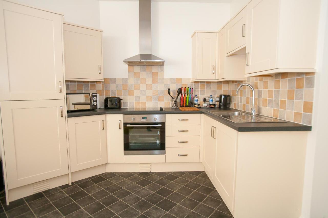 Comfortable Swindon Town Centre Apartments, Free Parking, Sleeps Up To 8 Esterno foto